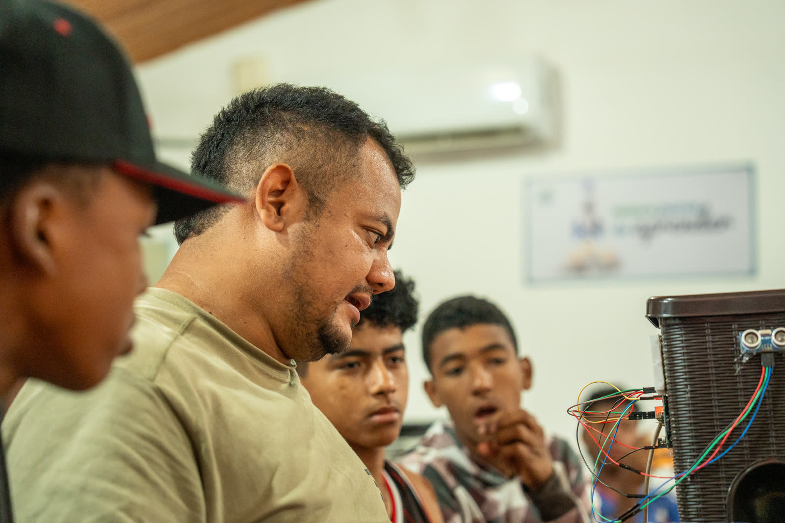Estudiantes observan un prototipo con sensores durante una asesoría técnica.