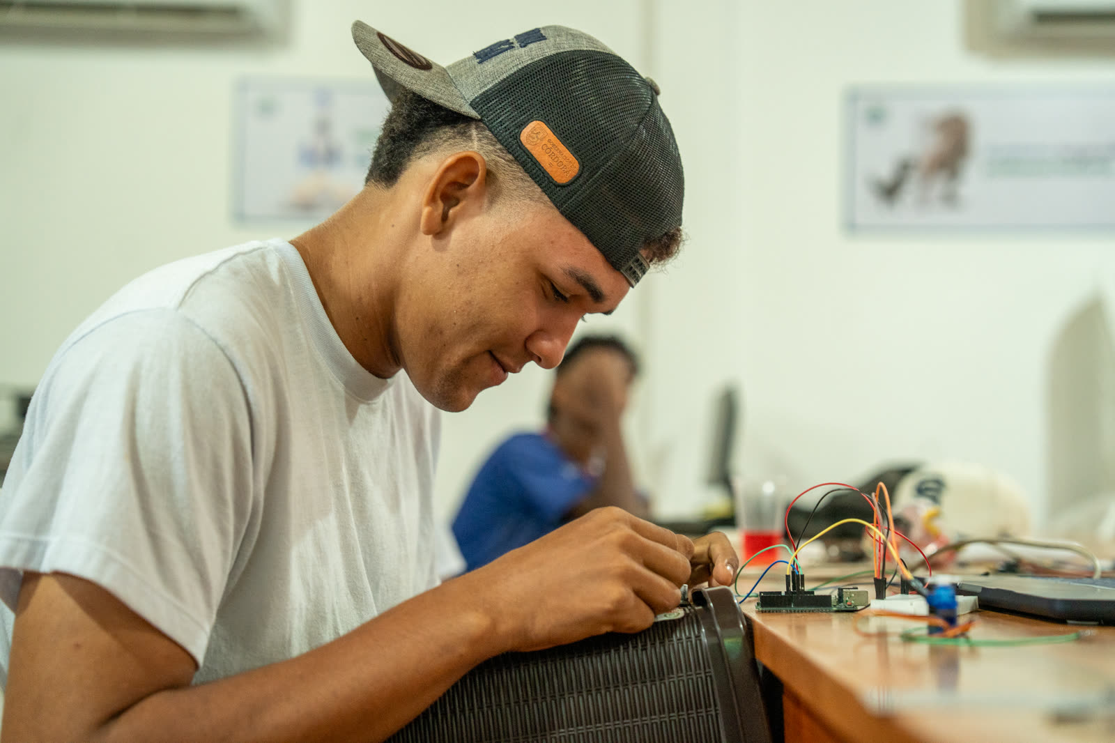 Jóvenes conectan y prueban componentes para un prototipo de protección del entorno.