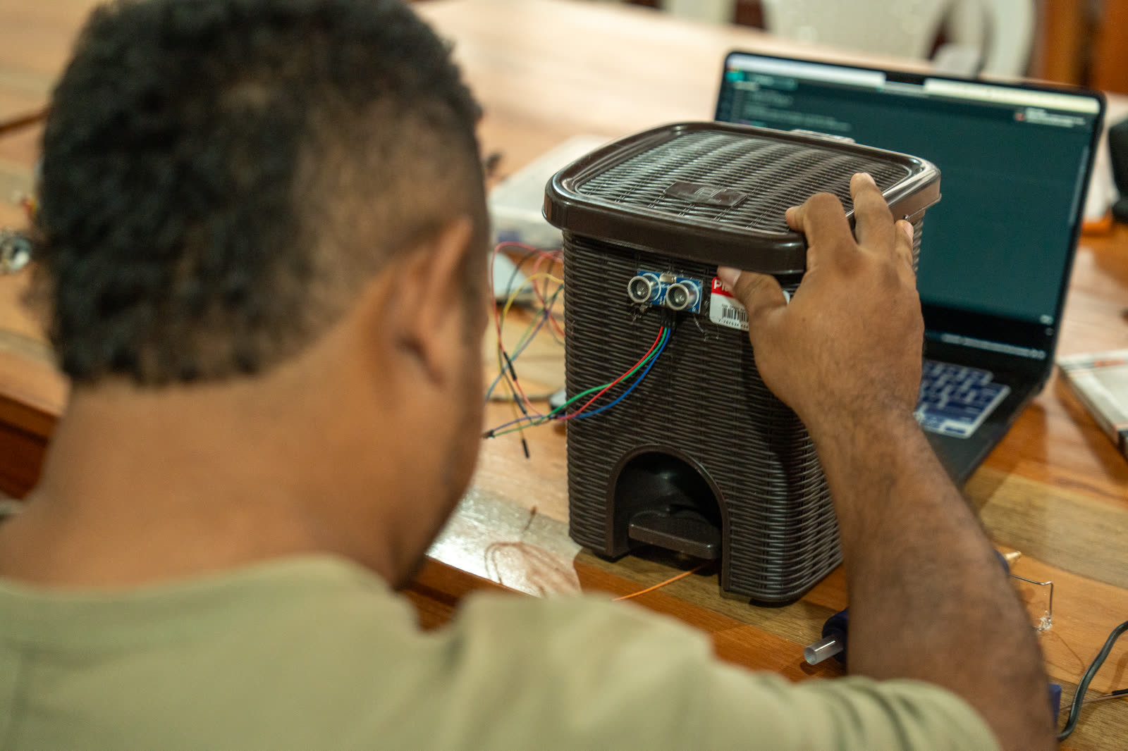 Equipo revisa sensores y conexiones junto a su computador de programación.
